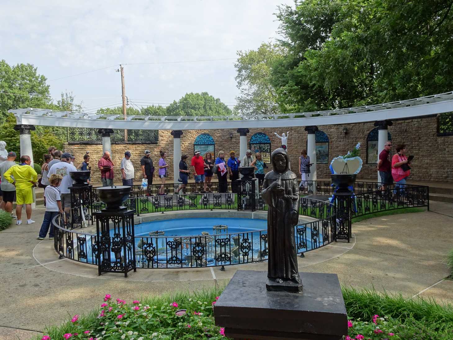 Katholische Reliquienschreine sind in der Regel deutlich preisgünstiger besuchbar....