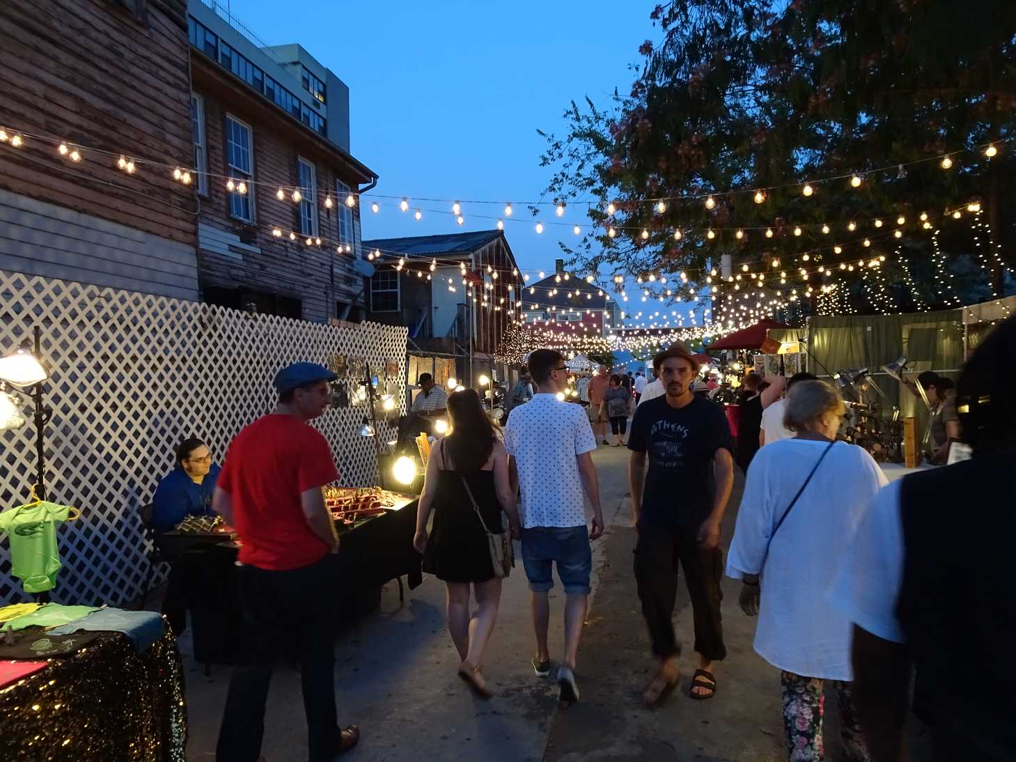 Ein Kunsthandwerker_innen-Markt erfreut Monika