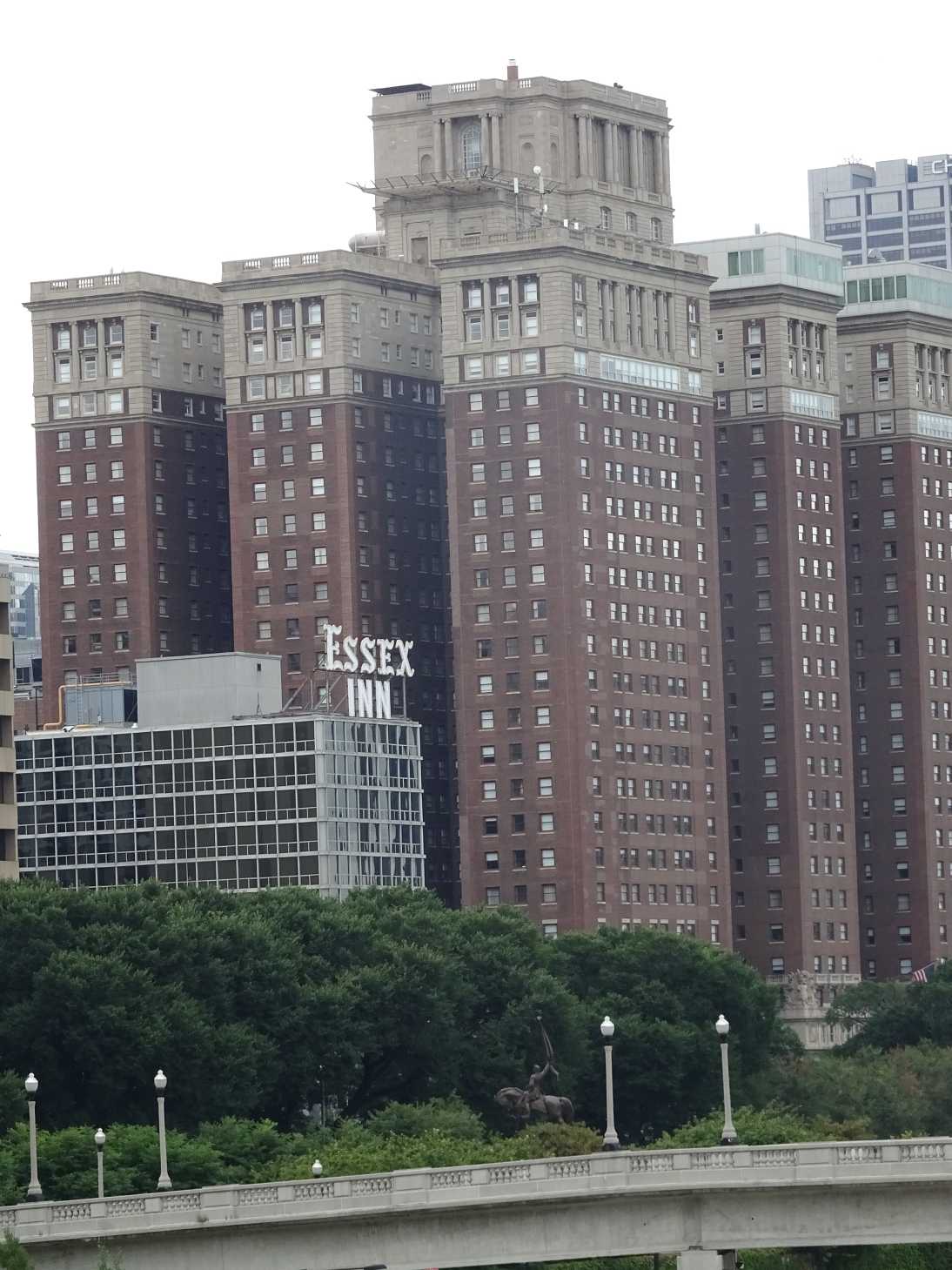 "Friede den Hütten, Krieg den Palästen" ... Unser Hotel in der Nachbarschaft des Hilton.