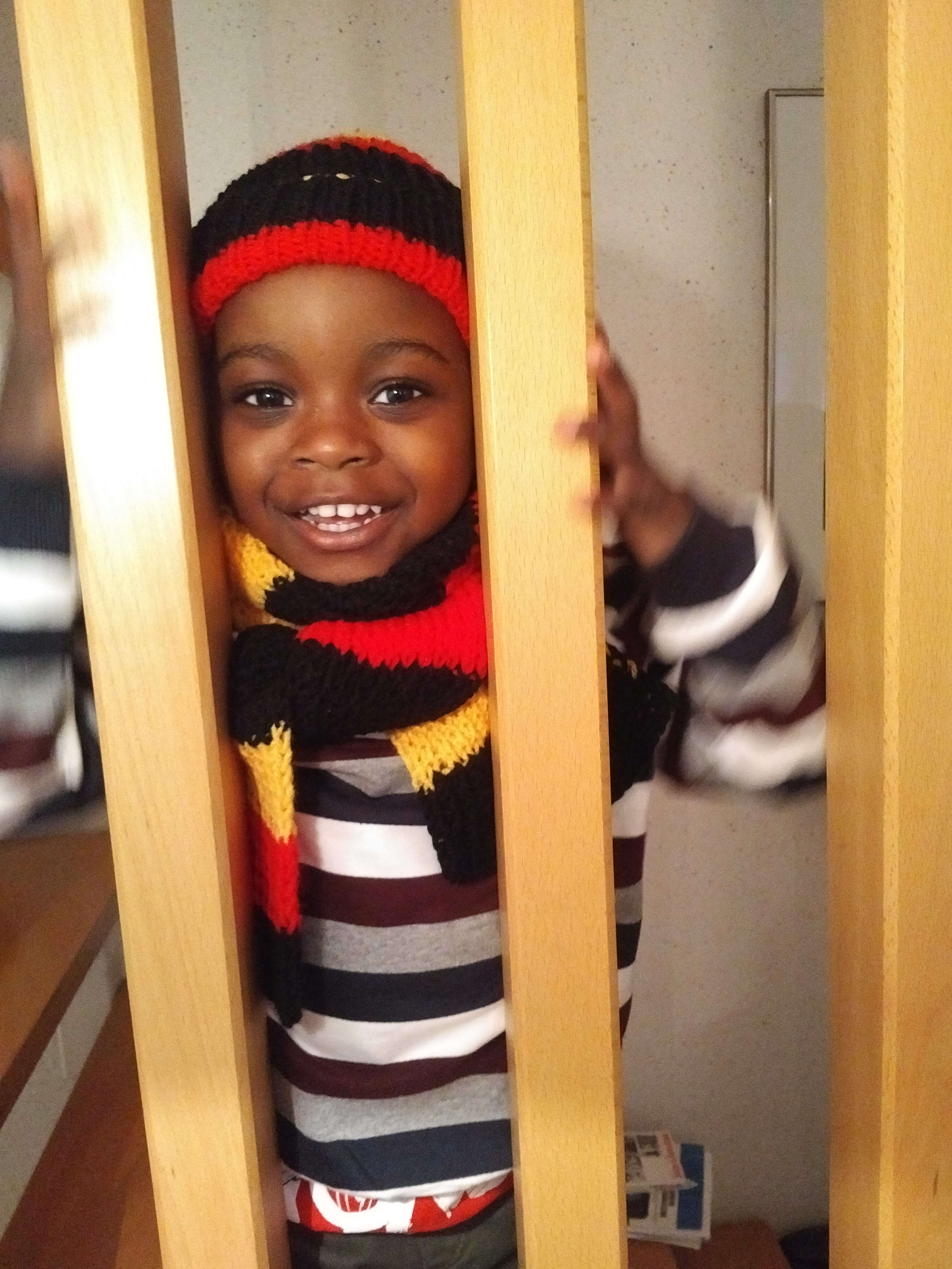 Unser Patenkind führt seine neue Klamotten zu Weihnachten vor.